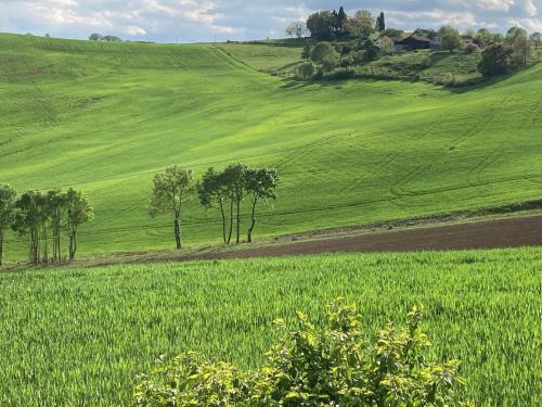 Casteras Apartment | 85 m2 de plain-pied dans maison confortable avec vue sur la vallée et les Pyrénées ariégeoises, grande terrasse avec barbecue et parking gratuit