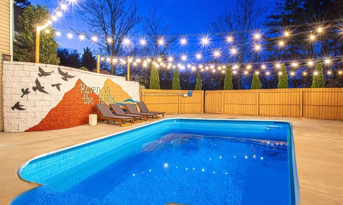 Hendersonville House | 85" TV, Arcade, Firepit, 350MB WiFi