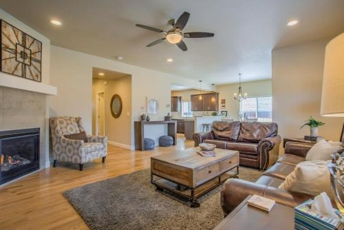 Colorado Springs House | 8BD Mnt Views Oasis Near Garden of The Gods Ideal for Groups