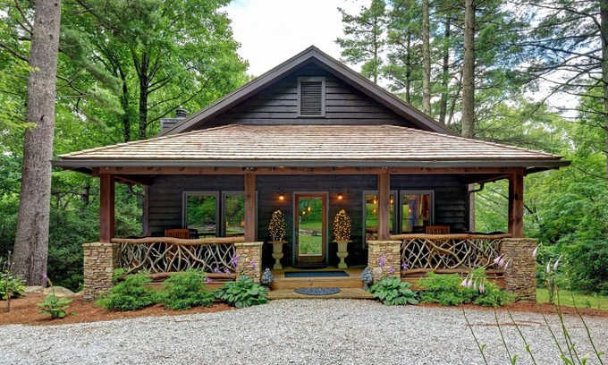 Highlands Cabin | 9/27-10/2 Just Opened Up! Luxury Cabin, Quiet Neighborhood, Minutes to Main St