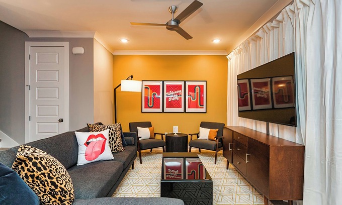 Talbot's Corner House | ππ9 Beds - Great Location- πΊπ₯³ Home in East Nashville!