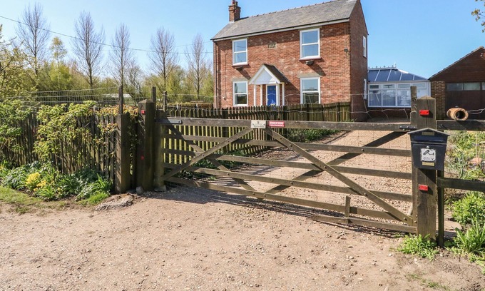 Spalding Cottage | 9 TYDD LOW ROAD, family friendly, with open fire in Tydd St Mary