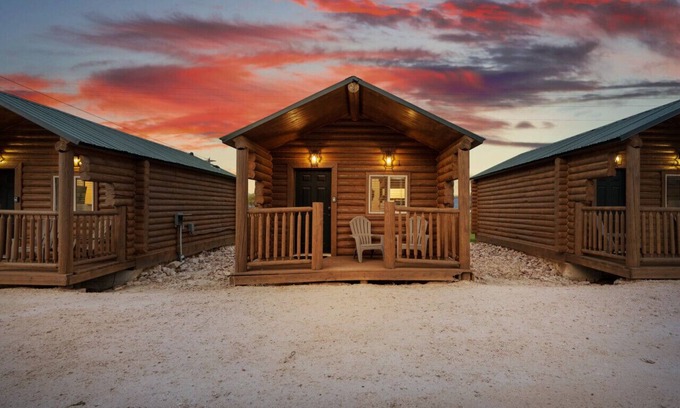 St. Charles Cabin | #9 Yellowstone Cabin, Newly Remodeled! AC! New Beds! Sleeps 3
