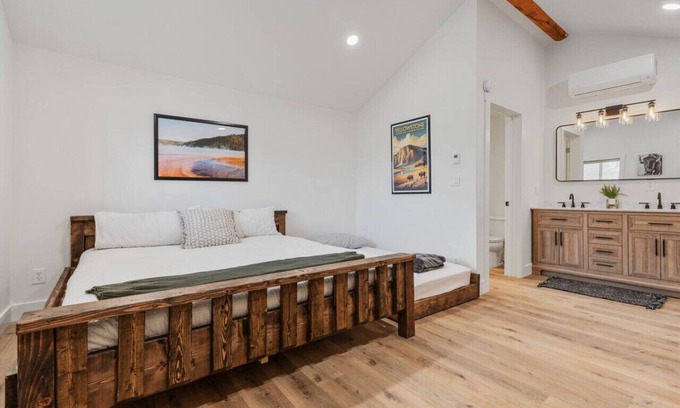 St. Charles Cabin | #9 Yellowstone Cabin! Newly Remodeled! AC! Sleeps 3!