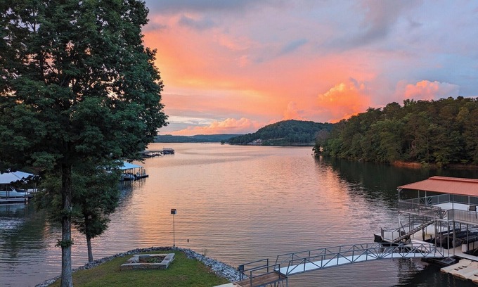 Bremen House | 900ft of water frontage: Private Spacious Luxury Waterfront Point @ Smith Lake!