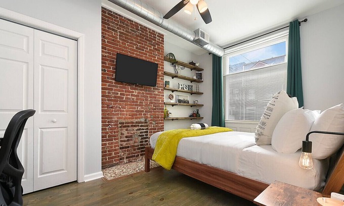 East Allegheny Apartment | 918 James #1 · King & Queen Beds