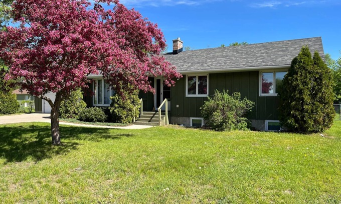 Bemidji House | A 2000 sq ft Family Home W/2 King Bed + Game Room - A home away from home in a flourishing & inviti