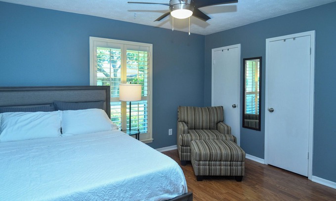 Meadows Place House | A beautiful home in a quiet neighborhood with recent updated features.