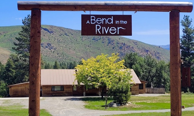 Winthrop House | A Bend in the River Lodge - Dog Friendly and Next to the River, 3 Bedroom Option