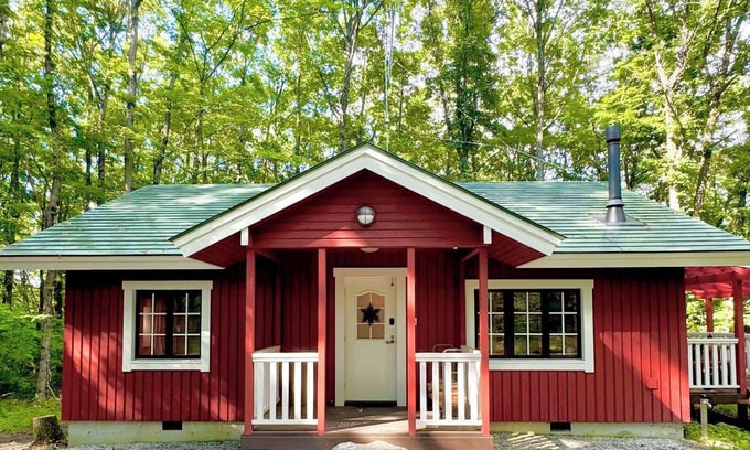 Tsumagoi House | A bright red Finnish house at the foot of Mount As/Agatsuma-gun Gunma