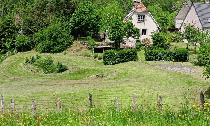Saint-Projet-de-Salers Cottage | A Calm & Rural Retreat