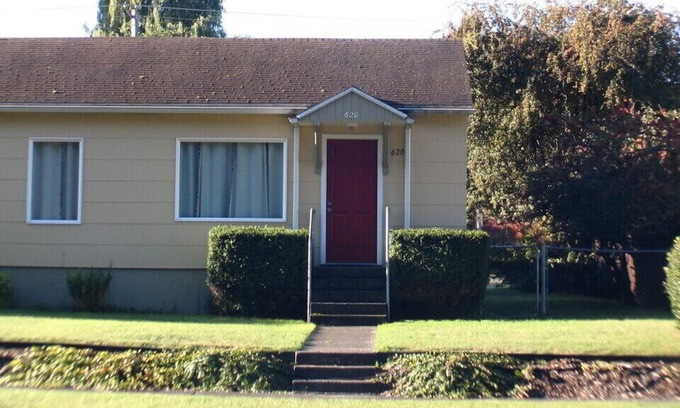 Port Angeles House | A cottage in the heart of Port Angeles across from timbered Jesse Webster park