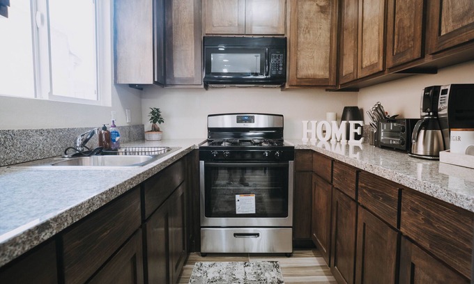 Los Angeles House | A cozy 2BR 2Bath vacation home close to DTLA, USC, Arts District & CRYPTO ARENA!