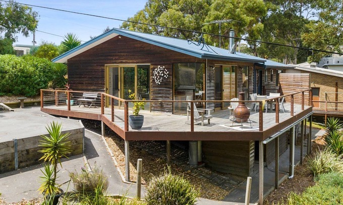 Lorne House | A Cozy 4BR Located in the Charming Coastal Town of Lorne