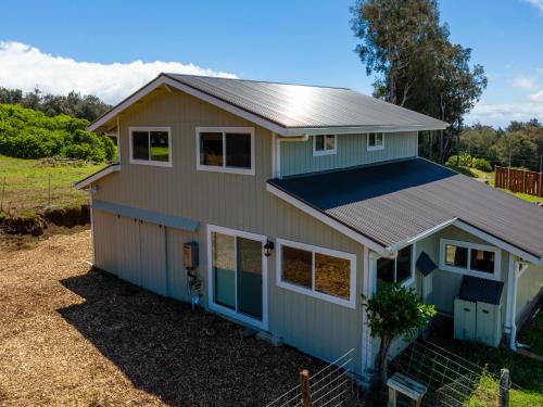 Hawi House | A Cozy Cabin In The Country