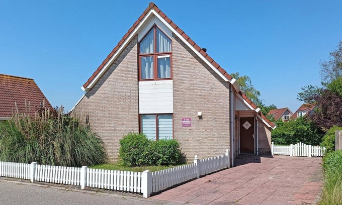Breskens House | A detached 6-person bungalow with approx. 102m2 of living comfort and a lovely garden right by the water.
