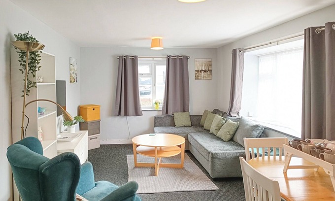 Cemaes Bay Cottage | A family friendly apartment just a short stroll from a fabulous sandy beach.