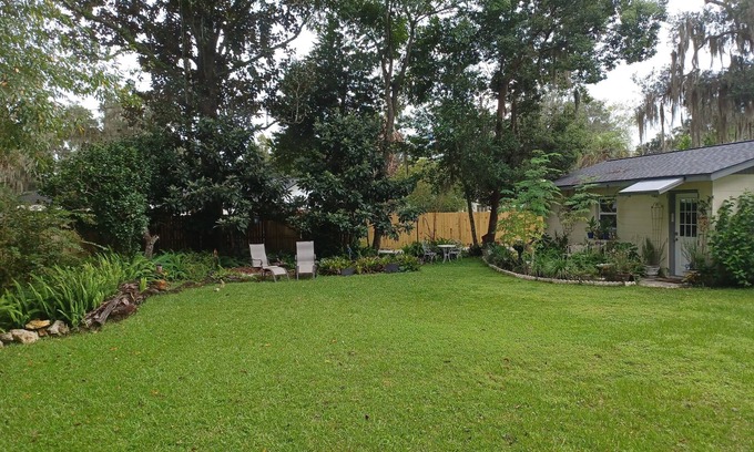 Fort King District Cottage | A GARDEN COTTAGE in the City !