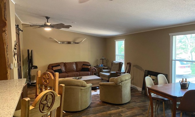 Smithville House | A get-away that's not too far away. Only 15 minutes to Bastrop shopping, dining.