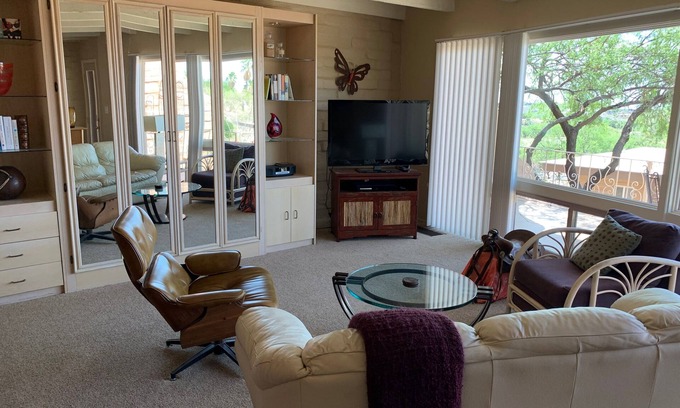 Mission Hills Townhomes House | A high-in-the-foothills townhome with a beautiful view of the city.