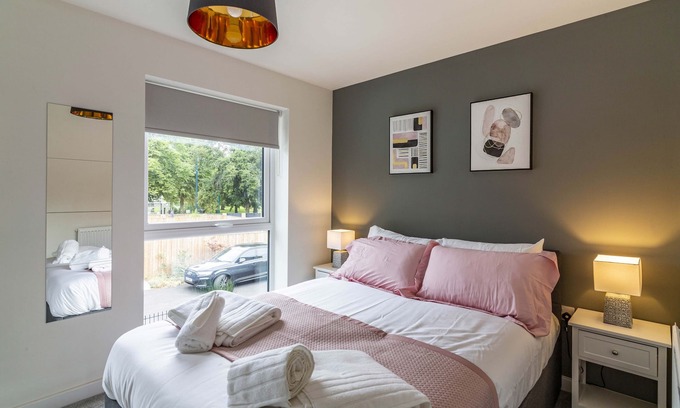 Nottingham House | A homely, open 2bed self contained House w/parking