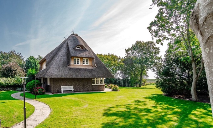 Osterende House | A jewel under thatch with a huge garden and a fantastic view of the dyke.!