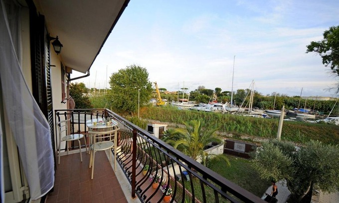 Fiumicino House | A La vue chambre BAGNO CONDIVISO SHARED BOTH2piano no lift no navetta a pagamento aria condizionata ed extra bed 3 MINUTI A PIEDI DA BUS PER FIERA DI ROMA