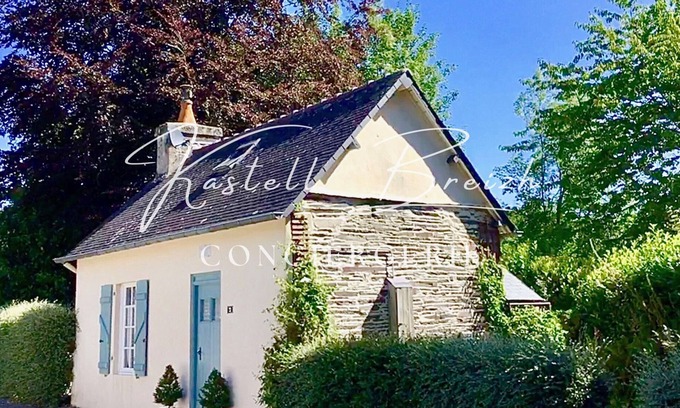Laniscat House | A little cocoon with its own secret garden