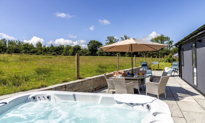 Lifton House | A lodge that sleeps 6 guests in 3 bedrooms