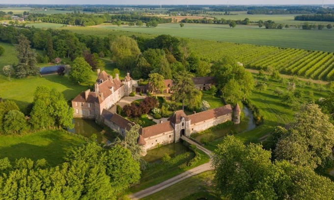 Saint-Pierre-du-Mesnil House | A night in a medieval castle