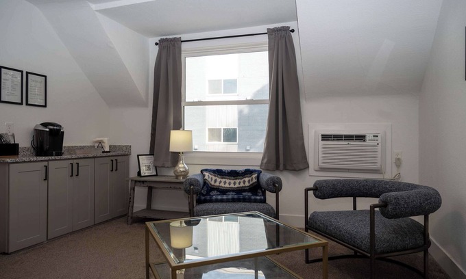 Kutzky Park House | A Restful Retreat - Walk to Mayo - Free Parking