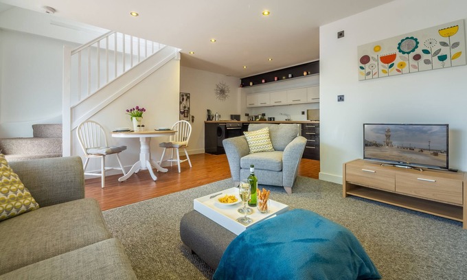 Patrixbourne Cottage | A romantic bolthole for two set in the grounds of Beau View Lodge.