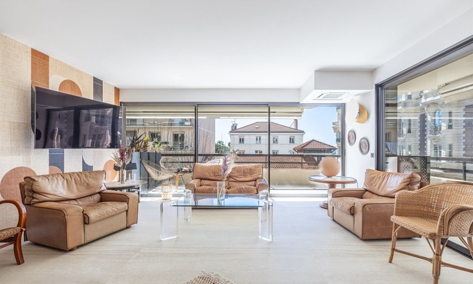 Cannes City Centre Apartment | A short stroll to Palais/Beach, Terrace & Seaview