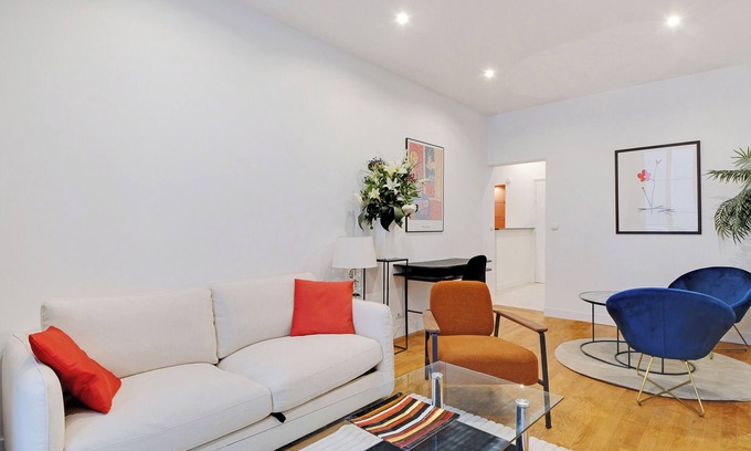 Saint-Thomas-d'Aquin Apartment | A Superb 1-BR in Saint-Germain-des-Près