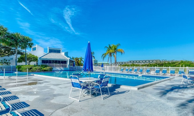 Largo Villa | A Tennis Community Near the Beach!