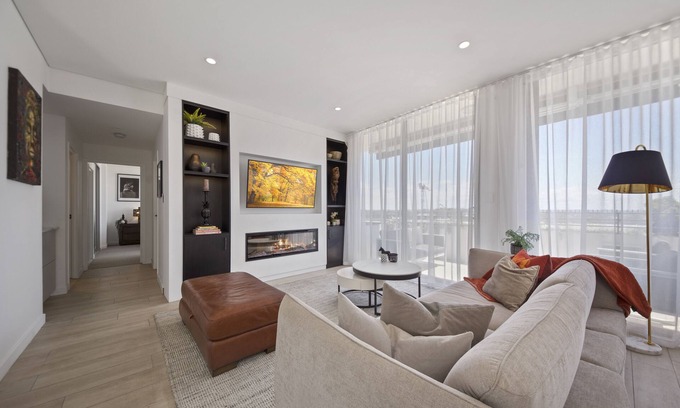 Caringbah South Apartment | A Top-Floor Retreat: Modern Apartment with breathtaking CBD and water views