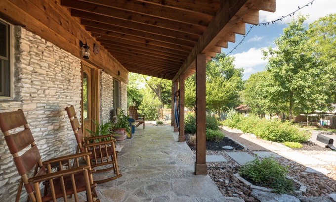 South Congress House | A touch of TX Hill Country-SOCO Austin, Big 5BR, SwimSPA-seats 10, Sauna, 7 Beds