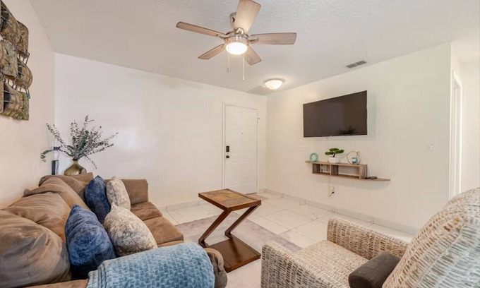 Deltona Lakes House | A Tranquil Hideaway in a peaceful, quiet Deltona neighborhood