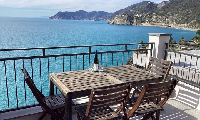 Manarola House | A typical Ligurian house in MANAROLA with roof terrace, sea views and AC.