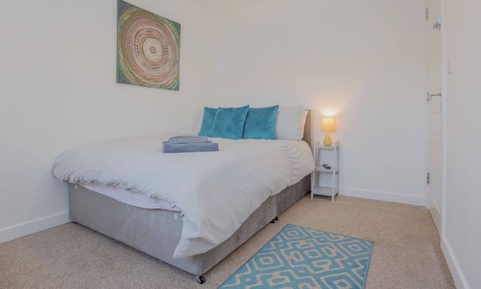 Peterborough House | A Wonderful three storey House in Hampton