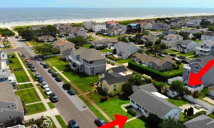A-Zone House | A Zone Beach House PETS ALLOWED close to Hotel, DowntownnFenced in back yard