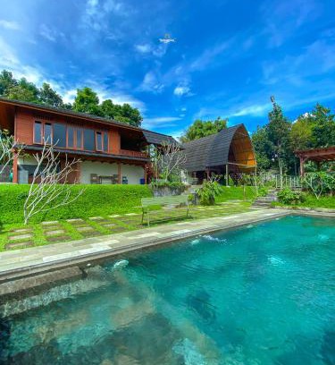 Megamendung Villa | AA 77 by Nginapsini