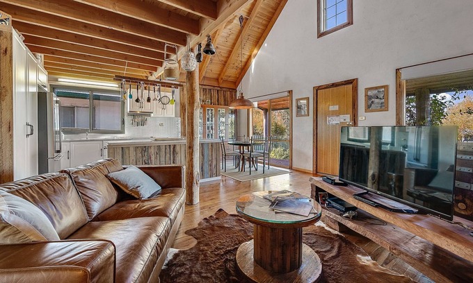 Jindabyne House | Aarlaur 2 - Charming 2BR Rustic Home l Bath l Fire Pit l WiFi Air-Con