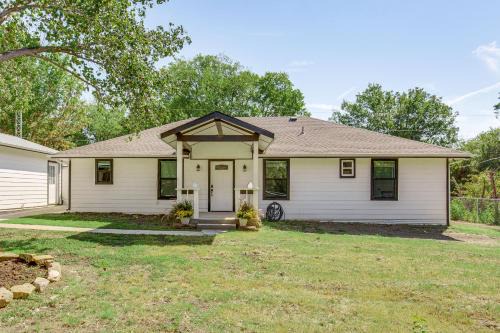 Princeton House | about 1 Mi to Lavon Lake Princeton Retreat