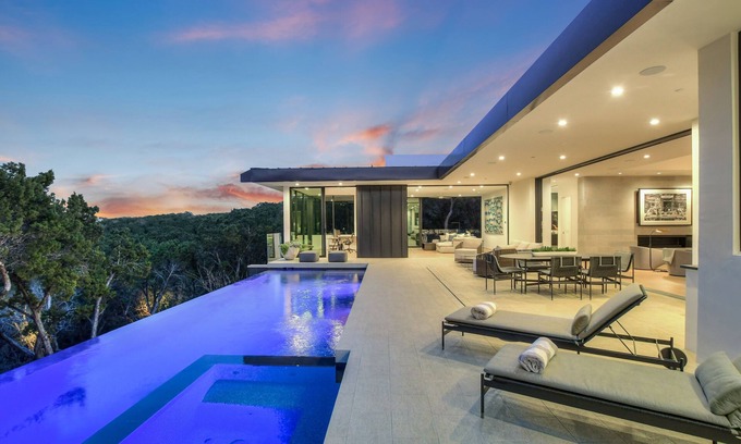 West Lake Hills House | Above Accolade I Luxury Services I Pool/Spa I Sauna I Ping Pong I Luxe Decor