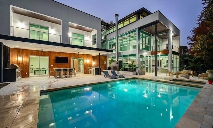 Austin House | Above Emerald | Waterfront I Dock I Lake Austin | Pool&Spa I Game Room