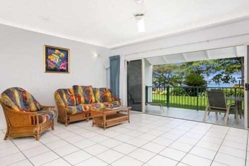 Trinity Beach Apartment | Absolute beachfront apartment