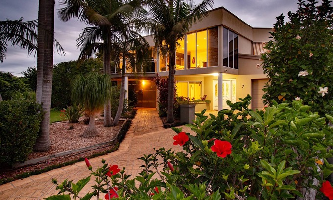 Mallacoota House | Absolute lake frontage property located in the heart of beautiful Mallacoota.