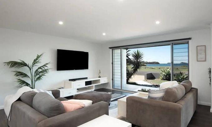 Maloneys Beach House | Absolute Waterfront, Amazing Views, Maloneys Beach