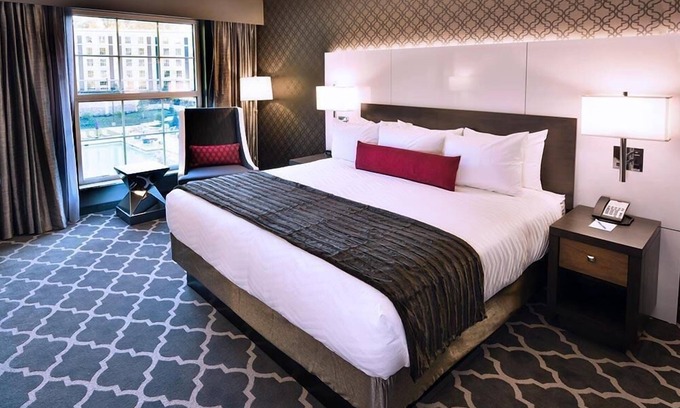 Whitehaven Hotel | Accessible King Guestroom w/Connecting Door -Outdoor Pool -Close to Graceland!